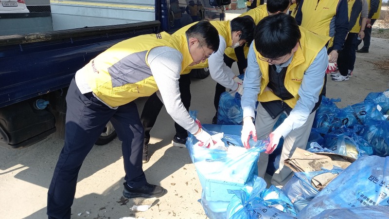 이승엽 국가철도공단 시설장비사무소장(맨 왼쪽)이 3일 철로변 환경정화 활동에 참여하고 있다./국가철도공단 시설장비사무소