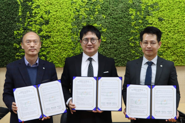 업무협약식에서 관계자들이 사진촬영을 하고있다.