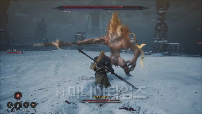 '퍼스트 버서커: 카잔' 인게임 화면. '초보 절단기'로 꼽히는 정식 버전에서 만나는 첫 보스 '바이퍼'다.