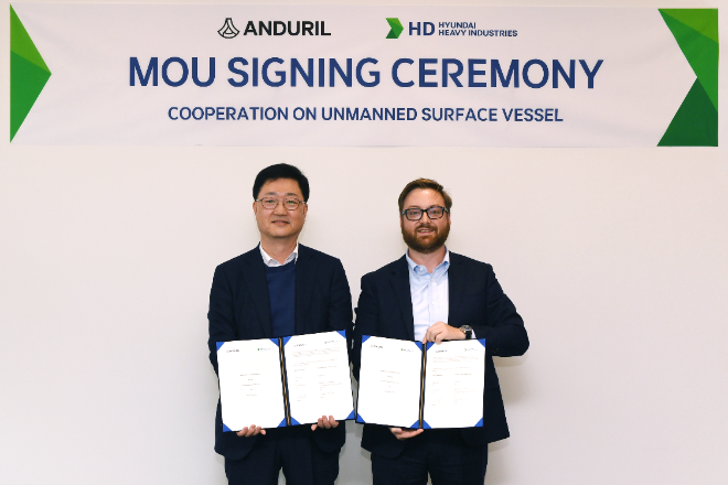 주원호 HD현대중공업 특수선사업대표와 브라이언 쉼프 미국 안두릴 인더스트리 최고경영자(CEO)가 최근 서울 종로구 현대빌딩에서 무인 수상정 개발 양해각서를 체결한 뒤 기념촬영을 하고 있다. ⓒHD현대