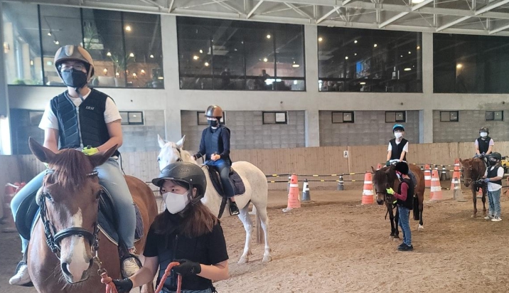 제주시는 초‧중‧고등학생들에게 말과의 교감을 통해 심신을 단련할 기회를 제공하고, 미래 승마 인구를 육성하기 위해 ‘2025년 학생승마지원 사업’ 참여자를 모집한다. (제주시 제공)