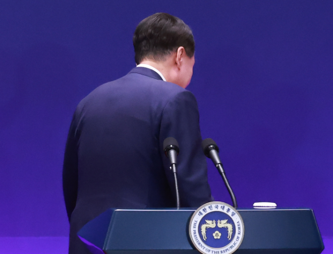 4일 헌법재판소에서 파면 선고를 받은 윤석열 전 대통령. 지난해 5월 27일 청와대 영빈관에서 열린 제9차 한·중·일 정상회의 공동 기자회견 뒤 퇴장하는 모습 ⓒ연합뉴스