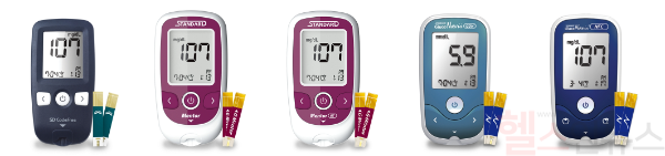 에스디바이오센서 개인용 혈당측정기 제품 5종 사진 (왼쪽부터 에스디 코드프리, 스탠다드 멘토, 스탠다드 멘토 비티, 스탠다드 글루코나비 지디에이치, 스탠다드 글루코나비 엔에프시) (에스디바이오센서 주식회사 제공)