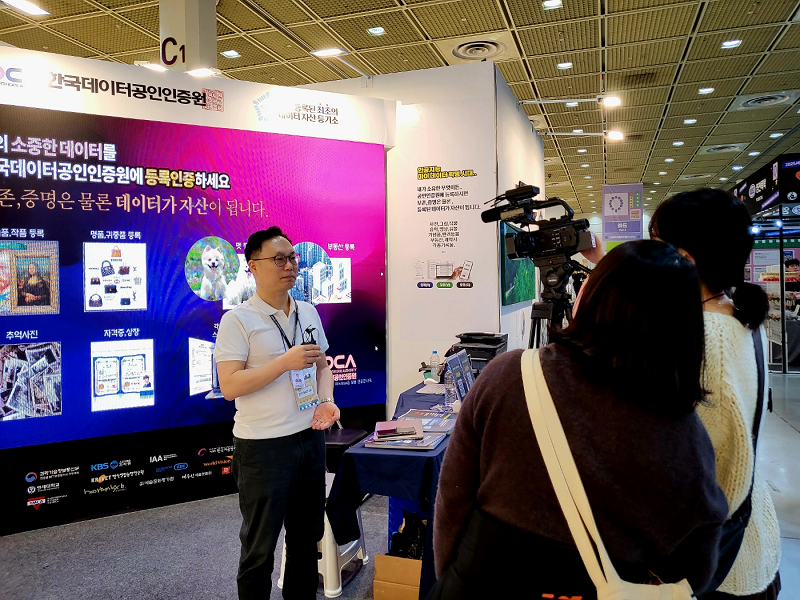 사진 : 불교 방송과 인터뷰하는 김승일 대표 (한국데이터공인인증원 제공)