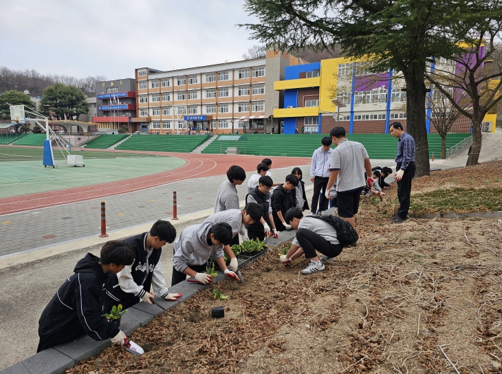 성의중 봄꽃과 함께하는 따뜻한 성장의 시간