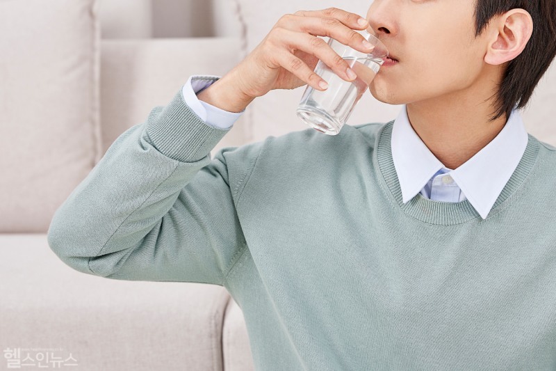 당뇨병 초기의 갈증은 물을 아무리 마셔도 목이 계속 마르고 시원하게 해소되지 않는 것이 특징이다. 특히 하루 종일 물이나 음료를 자주 찾게 되고 밤중에도 갈증 때문에 잠에서 깨는 일이 반복된다면 주의가 필요하다. (클립아트코리아)