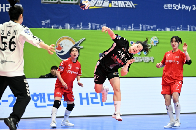 서울시청 오예나가 런닝슛을 하고 있다