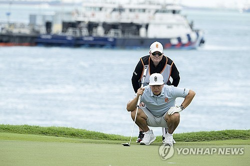 그린을 읽는 장유빈.