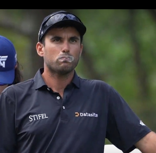 입에 투명 테이프를 붙인 매코믹