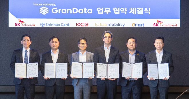 (왼쪽부터) 박준 SK텔레콤 AI인텔리전스사업본부장, 박창석 신한카드 전략사업그룹장, 고현덕 KCB CB사업 부문장, 장성욱 카카오모빌리티 미래사업실장, 정우진 이마트 마케팅 담당, 이철행 SK브로드밴드 AI·DT개발실장이 지난 3일 서울 중구 SKT타워에서 열린 협약식에 참석해 기념사진을 촬영하고 있다. ⓒ신한카드