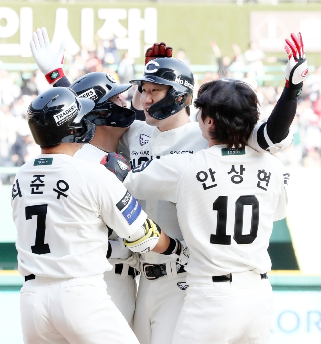 끝내기 안타를 치고 기뻐하는 SSG 오태곤(가운데)