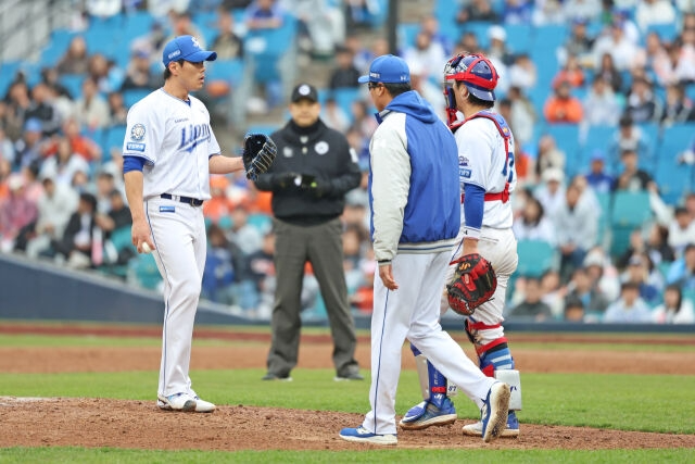 피치클락 볼넷 이후 억울함을 호소하는 김재윤