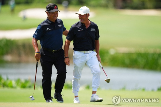 최종 라운드에서 체카(오른쪽)와 동반 라운드를 하는 최경주.