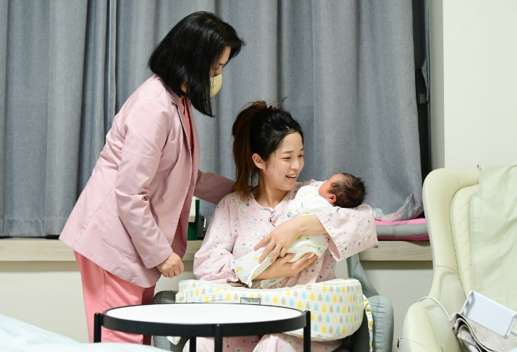 강원도 화천군의 공공 산후조리원이 젊은 부부들로부터 높은 호응을 얻고 있다. 군은 산모와 신생아를 위한 체계적인 지원정책을 바탕으로 실질적인 복지 효과를 거두고 있다. (화천군 제공)