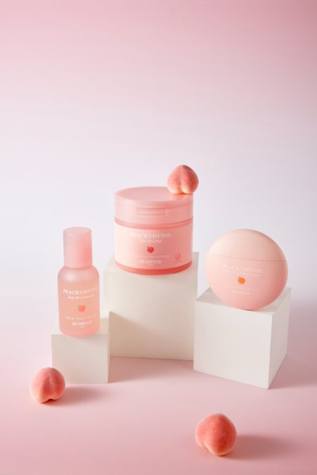 스킨푸드 ‘피치뽀송 징크피씨에이’ 3종. 왼쪽부터 에센스, 패드, 토닝 크림.