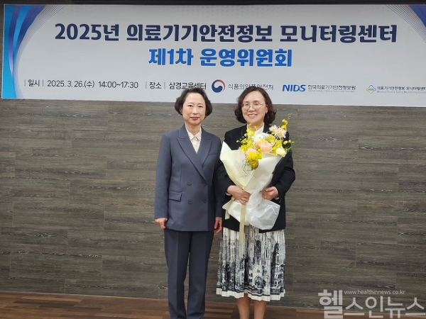 최수정 순천향대 부천병원 의료기기안전정보 모니터링센터장(우측)이 이정림 한국의료기기안전정보원장(좌측)으로부터 ‘최우수 모니터링센터 표창’을 받고 있다. (순천향대 부천병원 제공)