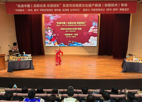 여극 공연 현장 (사진: 리하오)