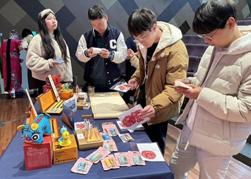 둥잉시 무형문화유산 전시품을 감상하는 양주 시민들 (사진: 리하오)