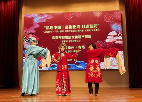 여극 연출복을 입어보고 있는 양주 시민들 (사진: 리하오)