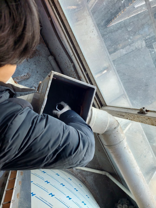 인천서구청이 관내 도금 폐수 배출사업장을 지도점검 하고 있다.