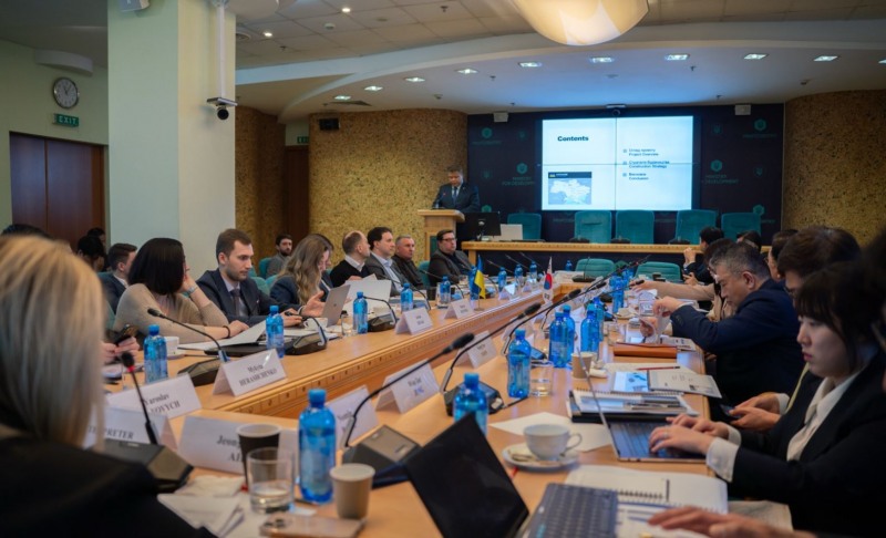 박노민 국가철도공단 해외사업2TF부장(가운데)이 지난 3일 우크라이나 현지에서 우크라이나 통합 철도교통관제센터 구축을 위한 사전타당성조사 보고회를 시행하고 있다./국가철도공단