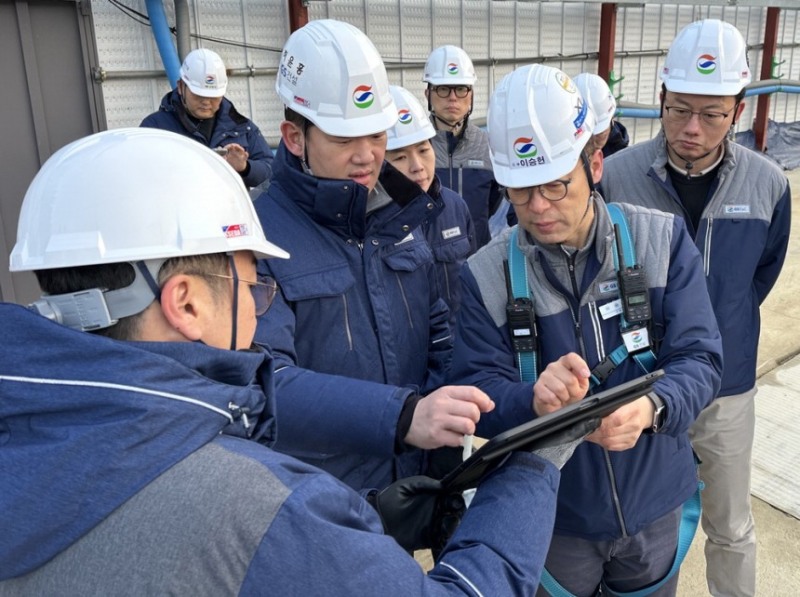 허윤홍 GS건설 대표(왼쪽 둘째)가 3월 안전 점검의날 행사에서 현장에 적용된 AI 사례를 점검하는 모습. GS건설