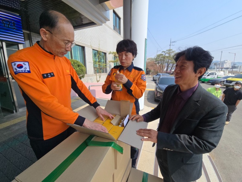 죽이야기 임영서대표(오른쪽)가 안동소방서와 의성소방서에 짜먹는죽을 기부했다./죽이야기