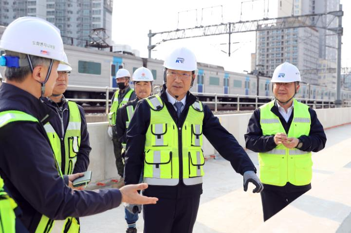 이성해 국가철도공단 이사장(오른쪽 두번째)이 7일 월곶∼판교 복선전철 건설 현장에서 추락사고 위험 개소 안전 점검을 하고 있다./국가철도공단