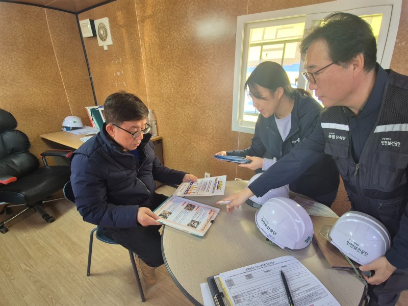 안전보건공단 고양파주지사(지사장 윤기한)는 7일 파주지역 산업현장 사망사고 급증에 따라 파주 내 공사 금액 50억 미만 건설 현장을 대상으로 현장 밀착 캠페인을 진행했다./안전보건공단 고양파주지사