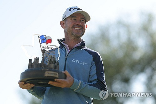 우승 트로피를 든 하먼.