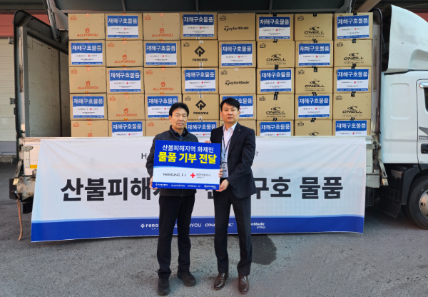 한성에프아이 물류센터 이기섭 상무(좌측), 한성에프아이 마케팅부 임정식 이사