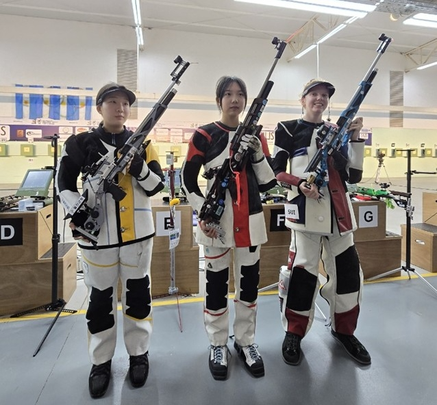 ISSF 월드컵에서 여자 공기소총 본선 한국 기록을 세운 권은지(왼쪽)