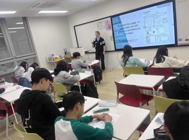 미국인 원어민 영어교사가 세종국제교육교류센터 뉴욕(New York)실에서 초등 5-6학년 대상 심화 과정인 에이스 토커스(Ace Talkers) 수업을 진행하고 있다.