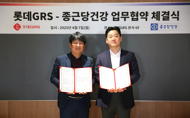 지난 7일 이승주 롯데GRS 마케팅부문장(좌)과 유지형 종근당건강 식품사업부 사업부장(우)이 협업 메뉴 개발 및 판매활성화를 위한 업무협약을 진행했다. ⓒ롯데GRS