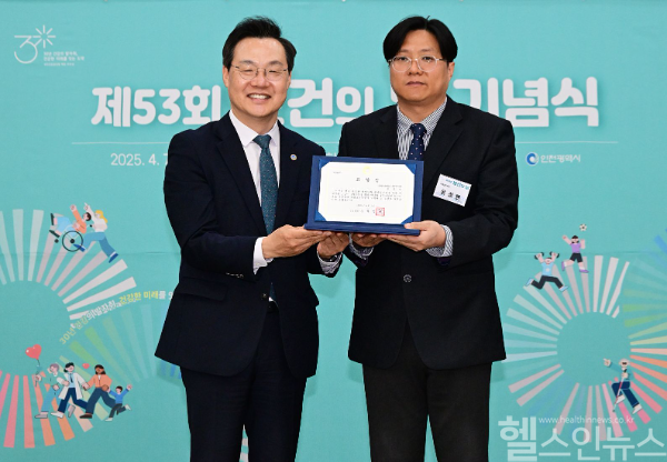 (좌)하병필 인천시 행정부시장, (우)윤성현 응급의료센터장 교수 (가톨릭관동대학교 국제성모병원 제공)