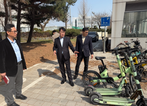 인천미추홀구의회 장규철 부의장과 김태계 복지건설위원장이 인하대 주변 무단 방치된 전동킥보드를 살펴보고 있다.