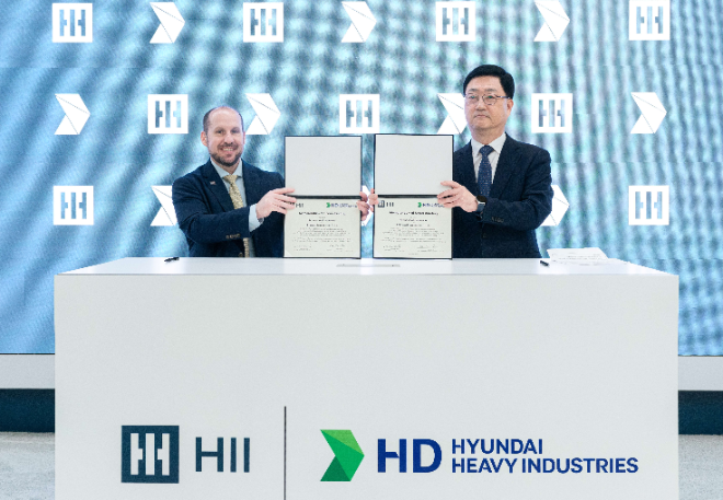 HD현대와 헌팅턴 잉걸스는 7일(현지시간) 미국 해양항공우주 전시회(SAS 2025)에서 선박 건조 생산성 향상과 첨단 조선 기술 협력을 위한 양해각서(MOU)를 체결했다. 주원호 HD현대중공업 특수선사업대표(오른쪽)와 브라이언 블란쳇 잉걸스 조선소 사장이 기념촬영을 하는 모습 ⓒHD현대