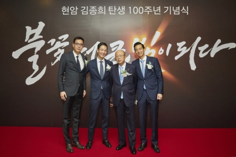 2022년 11월 10일 서울 영등포구 63컨벤션센터에서 열린 '현암 김종희 회장 탄생 100주년 기념식'에서 김동선 한화갤러리아 부사장, 김동원 한화생명 사장, 김승연 한화그룹 회장, 김동관 한화그룹 부회장이 기념 촬영하고 있다. 사진=한화그룹 제공