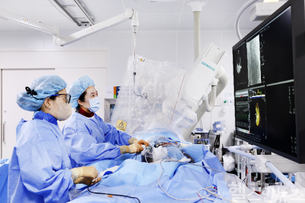 황유미 심장혈관센터 교수가 심방세동 환자에게 펄스장 절제술을 시행하고 있는 모습 (성빈센트병원 제공)