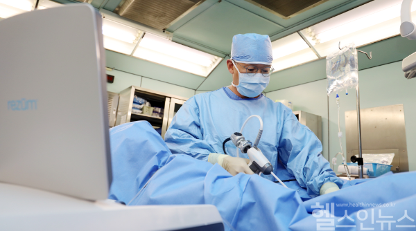 김선욱 가톨릭대학교 여의도성모병원 비뇨의학과 교수가 ‘리줌 시스템(Rezum System)으로 전립선비대증 환자를 치료하고 있다. (여의도성모병원 제공)