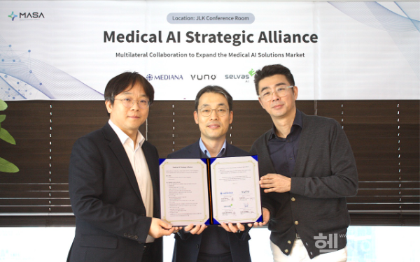 제이엘케이 사옥에서 개최된 메디컬 AI 얼라이언스 협약식에서 (왼쪽부터) 이예하 뷰노 대표, 김동민 제이엘케이 대표, 곽민철 셀바스AI·메디아나 대표가 기념촬영을 하고 있다. (제이엘케이 제공)