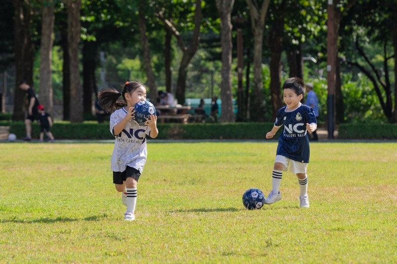 이랜드파크가 운영하는 켄싱턴리조트 가평이 서울 이랜드 FC와 손잡고 어린이들을 위한 체험형 패키지를 선보인다. ‘어린이 축구왕’ 패키지는 축구에 관심 있는 만 7세에서 11세 어린이 고객을 대상으로, 5월 17일(토) 단 하루 진행되는 한정 체험 상품이다. (이랜드파크 제공)