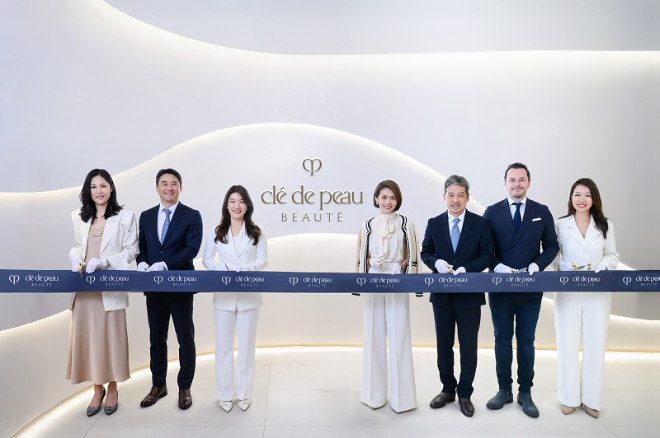 사진 : (왼쪽부터) 왼쪽부터 끌레드뽀 보떼 코리아 브랜드 매니저 안정희 상무, 호텔신라 호텔&레저 지원팀장 김태훈 상무, 시세이도 코리아 양근혜 대표, 시세이도 아시아 퍼시픽 대표 Nicole Tan, 호텔신라 호텔&레저 부문장 이정호 부사장, 시세이도 아시아 퍼시픽 마케팅 및 사업 개발 총괄 책임자 Nicolas Baudonnet, 끌레드뽀 보떼 아시아 퍼시픽 브랜드 디렉터Nancy Thong / 끌레드뽀 보떼 제공