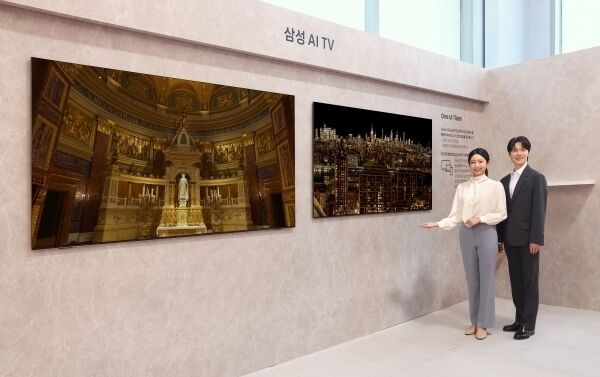 삼성전자 모델이 삼성 강남에서 진행된 'Unbox & Discover 2025' 행사에 한층 진화된 신규 AI 기능이 적용된 2025년 AI TV 신제품을 소개하고 있다./삼성전자