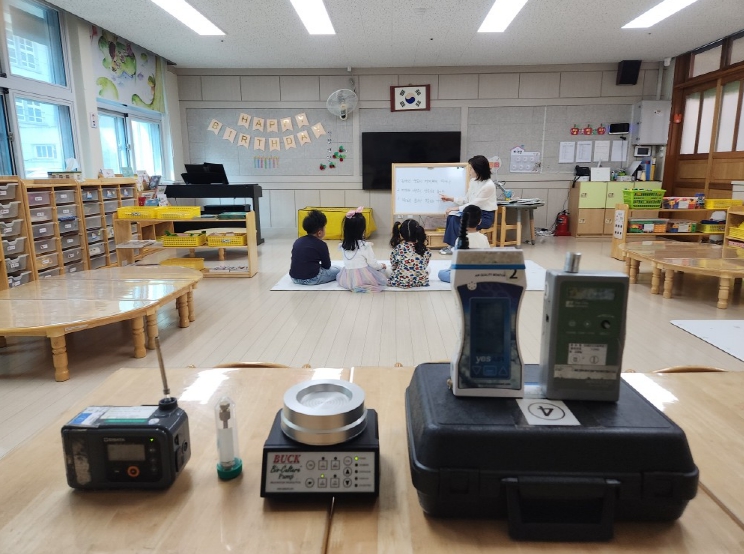 광주시교육청이 오는 11월까지 단설유치원 포함 학교 337개 교 대상 실내 공기질 측정 사업을 진행한다. 염주초병설유치원 교실에 설치된 공기질 측정 장치를 앞에서 교사와 유아들이 수업을 하고 있다. / 광주광역시교육청 제공