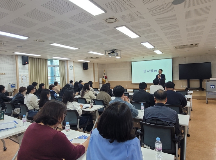 광주시교육청이 8일 광주 특수교육지원센터에서 특수학교와 고등학교 담당 교원 대상 장애학생 현장 실습 운영 계획 등을 설명했다. 앞으로 시교육청은 장애학생에게 2~3개월 현장 중심 직업 교육과 취업 연계 등을 진행한다. / 제공 광주광역시교육청