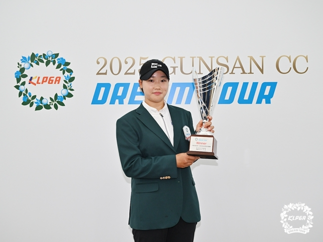 우승 트로피를 든 김민솔.