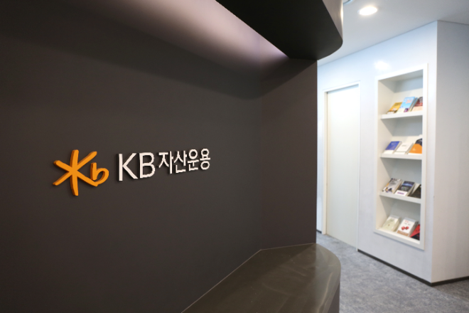 KB자산운용은 ETF 시장의 활성화로 투자자들이 연금 및 퇴직자금을 보다 효율적이고 다양한 방식으로 운용할 수 있게 되었다고 강조한다.