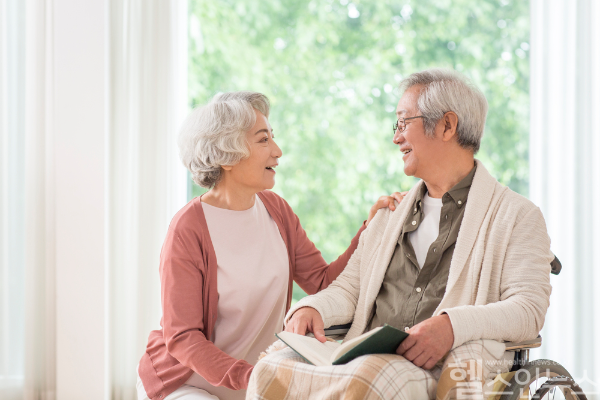 다발성 골수종은 고령층에서 증가하고 있으며, 조기 진단과 적절한 치료로 장기 생존이 가능하다. (클립아트코리아)