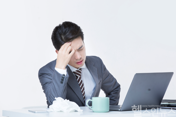 춘곤증은 일시적인 계절 변화로 인한 피로지만, 만성피로증후군은 장기적인 피로와 다양한 증상으로 일상생활에 영향을 미칠 수 있어 정확한 진단과 관리가 필요하다. (클립아트코리아)